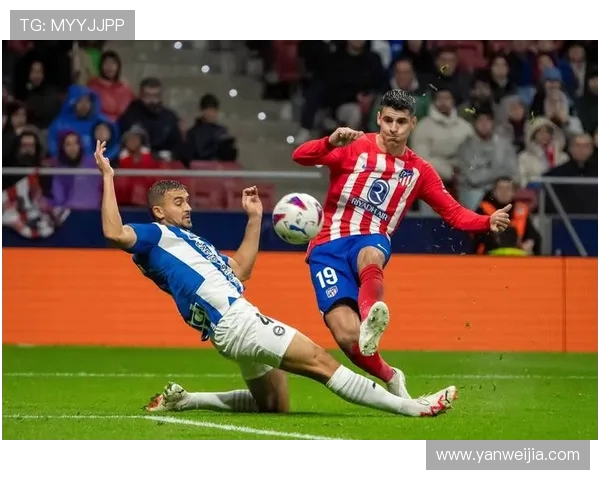 马德里德比暂时休战球迷看台现求婚灯海奇迹上演